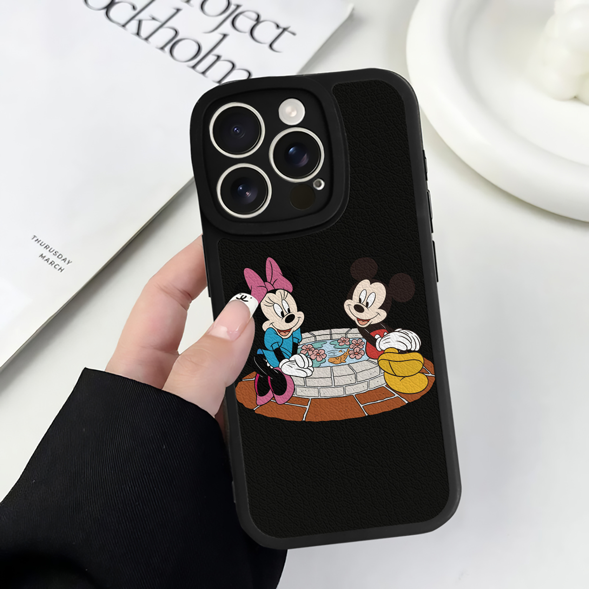 （画像用） ミッキーマウス Mickey Mouse 【iPhone 16シリーズ対応】シリコンスマホケース（レザー調） 材質：シリコン